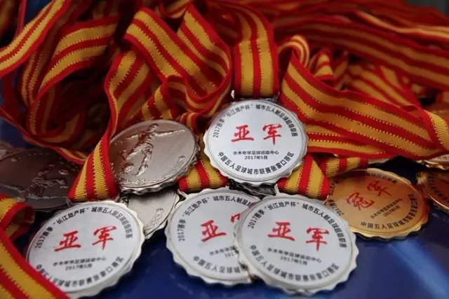 米兰的未来掌舵者：伊劳拉的抉择与挑战